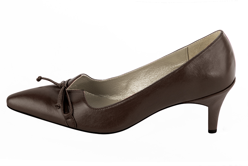 Dark brown women's dress pumps, with a knot on the front. Tapered toe. Medium slim heel. Profile view - Florence KOOIJMAN